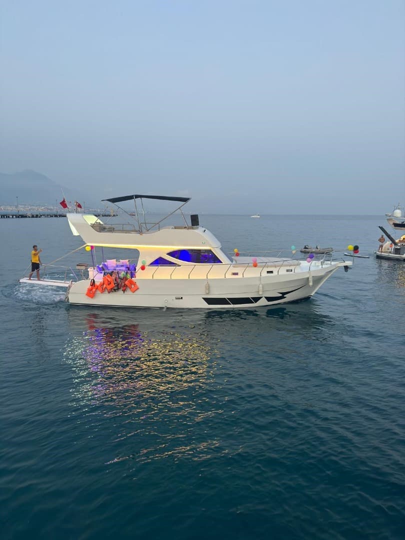 Alanya'da 13 metre Motoryat - 1