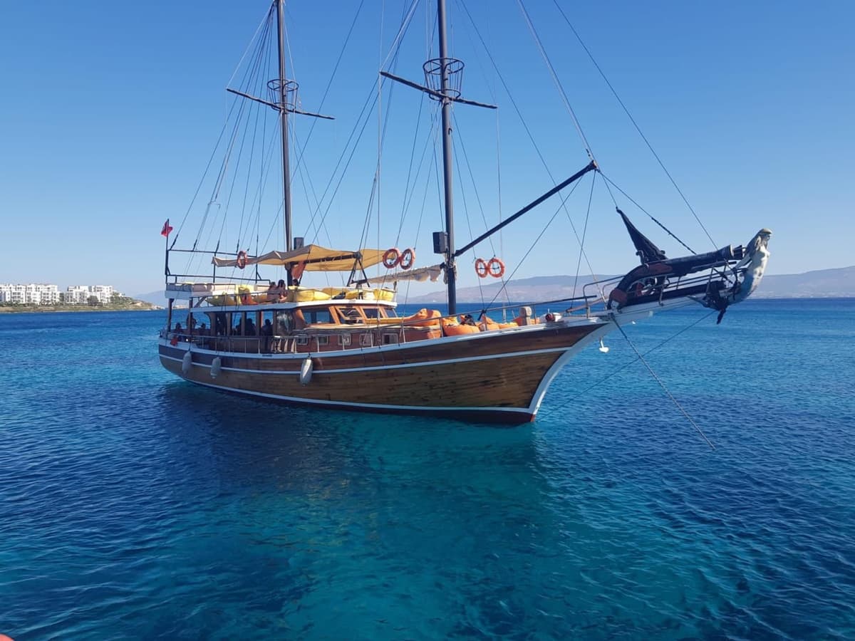 Bodrum'da 80 Kişi Kapasiteli Gezi Teknesi - 1