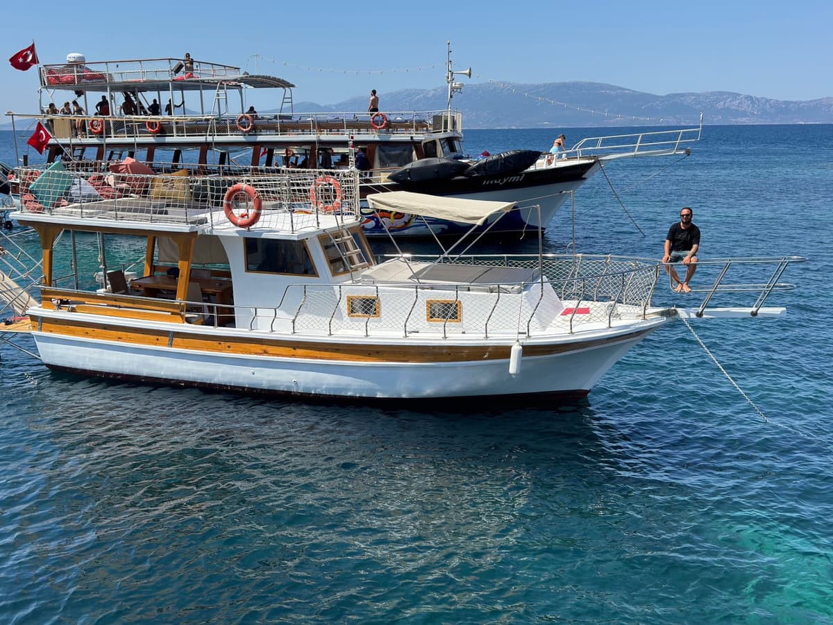 Eski Foça'da Günübirlik Tur Teknesi - 1
