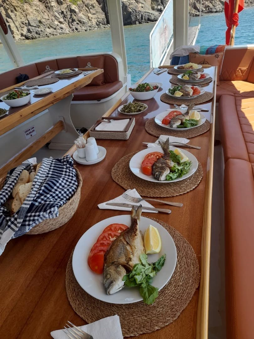 Ayvalık'da 12 Kişiye Kadar Gezi Teknesi - 5