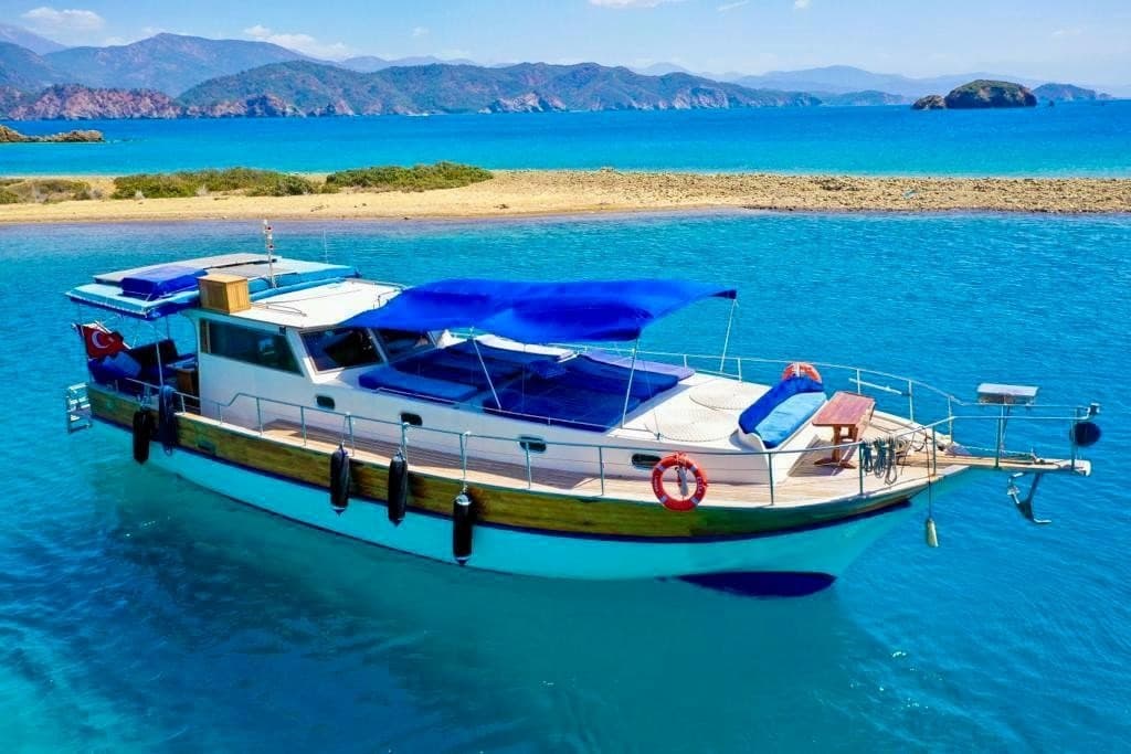 Göcek'te Mavi Tur Teknesi - 1