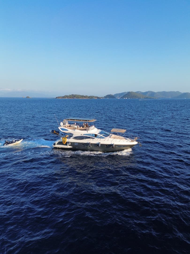 Göcek'te 3 Kabinli Azimut Motoryat - 1
