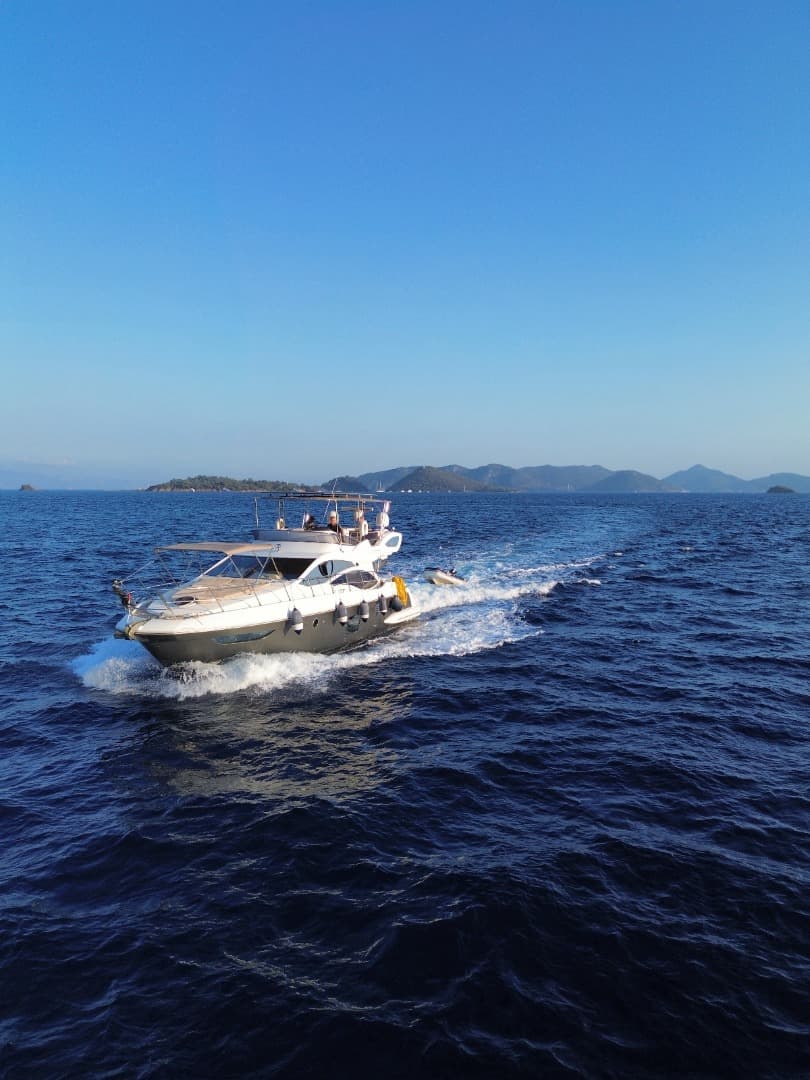 Göcek'te 3 Kabinli Azimut Motoryat - 4