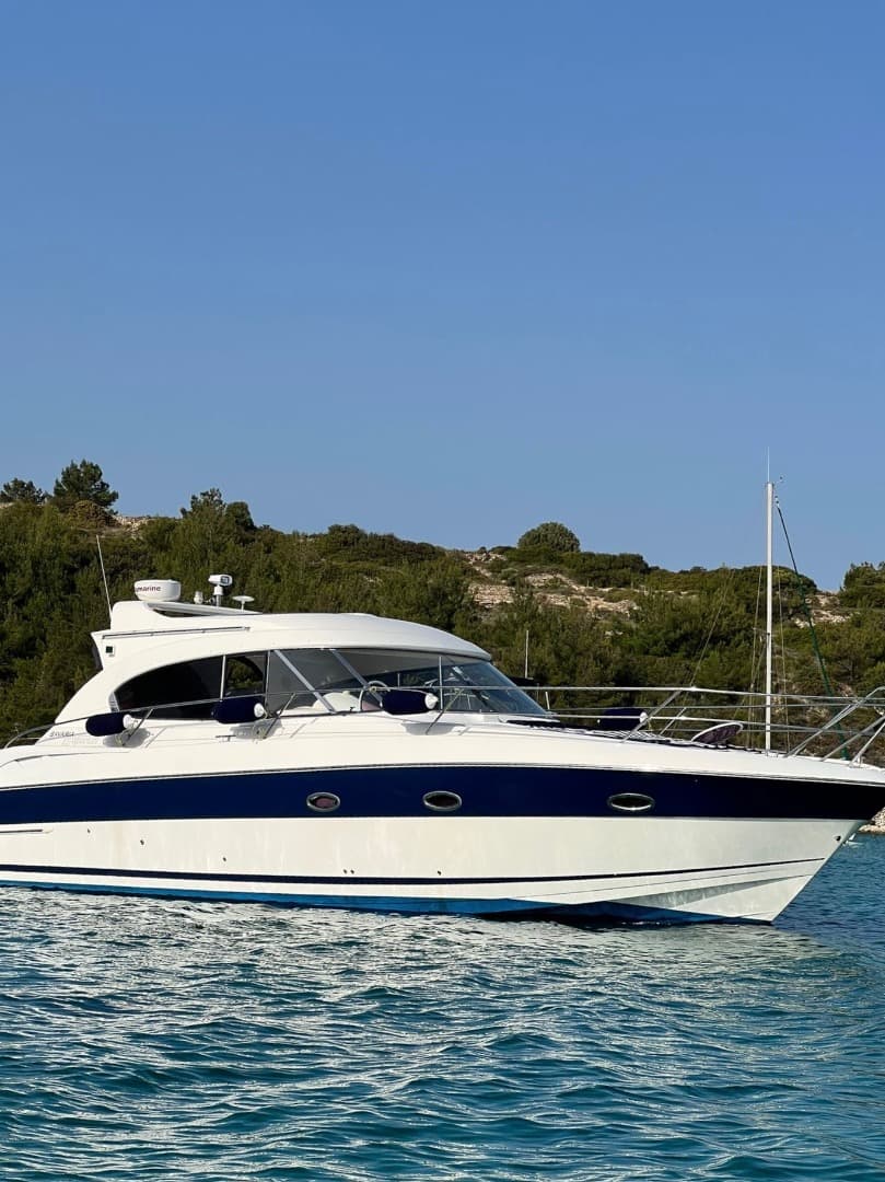 Çeşme Kiralık Lüks Motoryat – Mavi Suların Tadını Çıkarın - 1