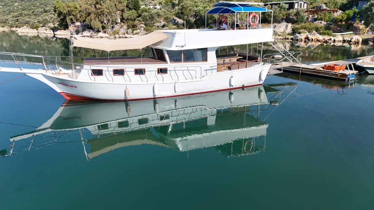 Modern dizaynı ile Kekova’da yatılı tur teknesi - 1