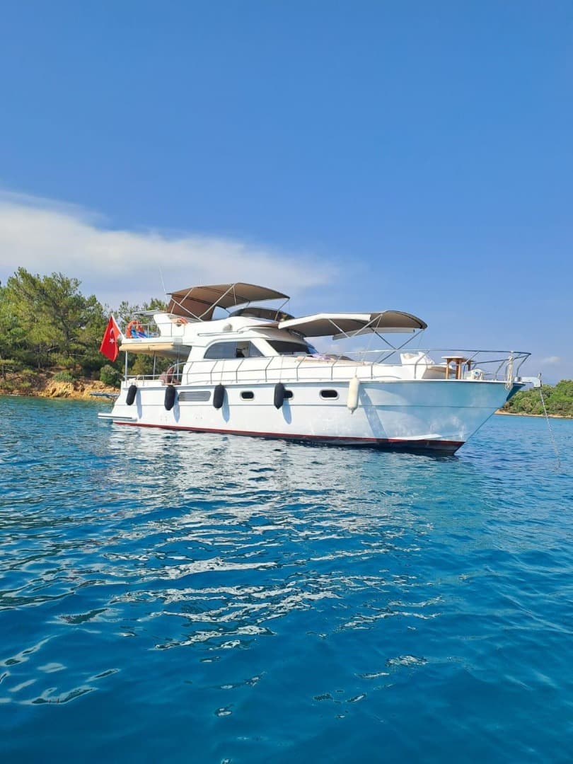 Göcek'te 2 kabinli 4 kişilik Motoryat - 1