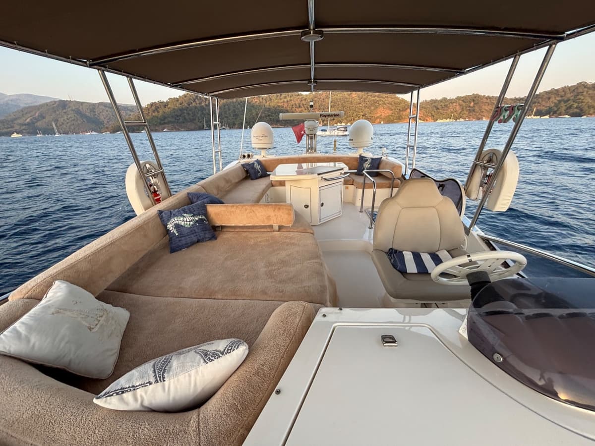 Göcek'te 3 Kabinli Azimut Motoryat - 3