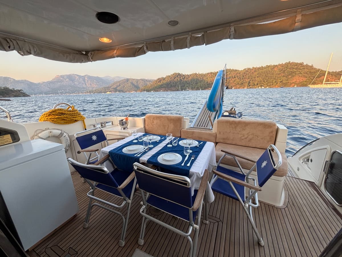 Göcek'te 3 Kabinli Azimut Motoryat - 2