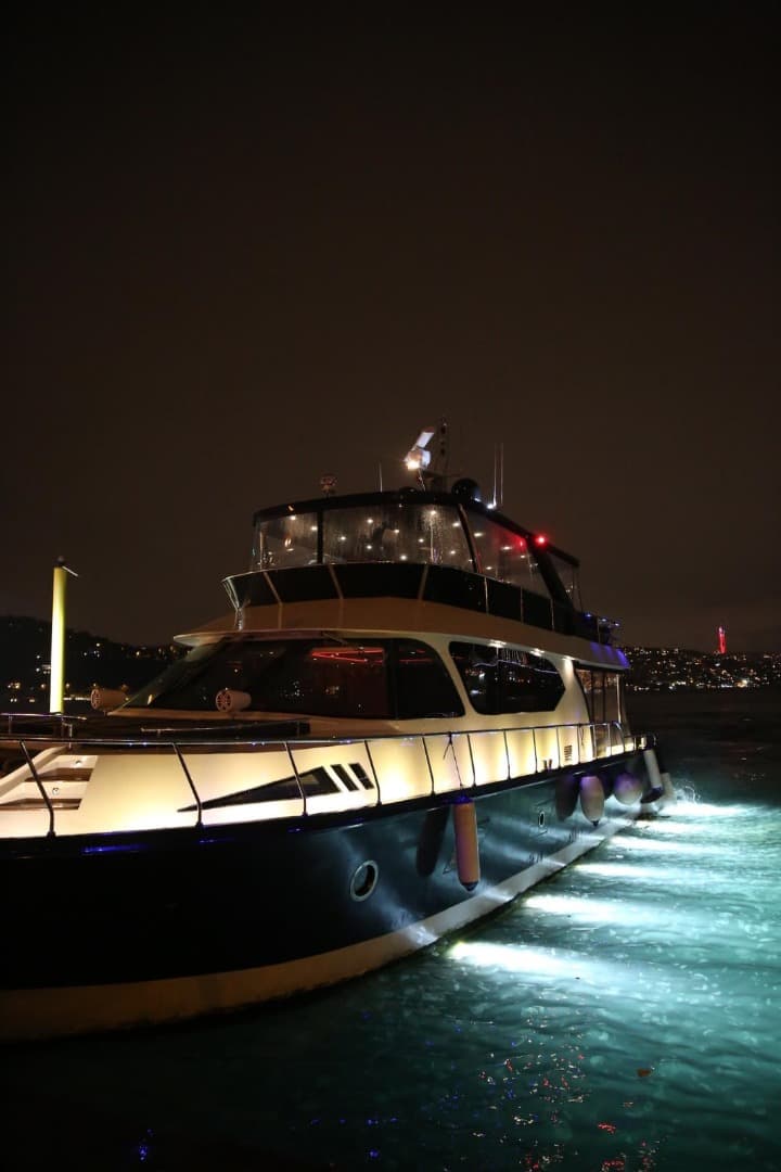 19 Metre Lüks Motoryat ile İstanbul Boğazı'nda Unutulmaz Etkinlikler - 4