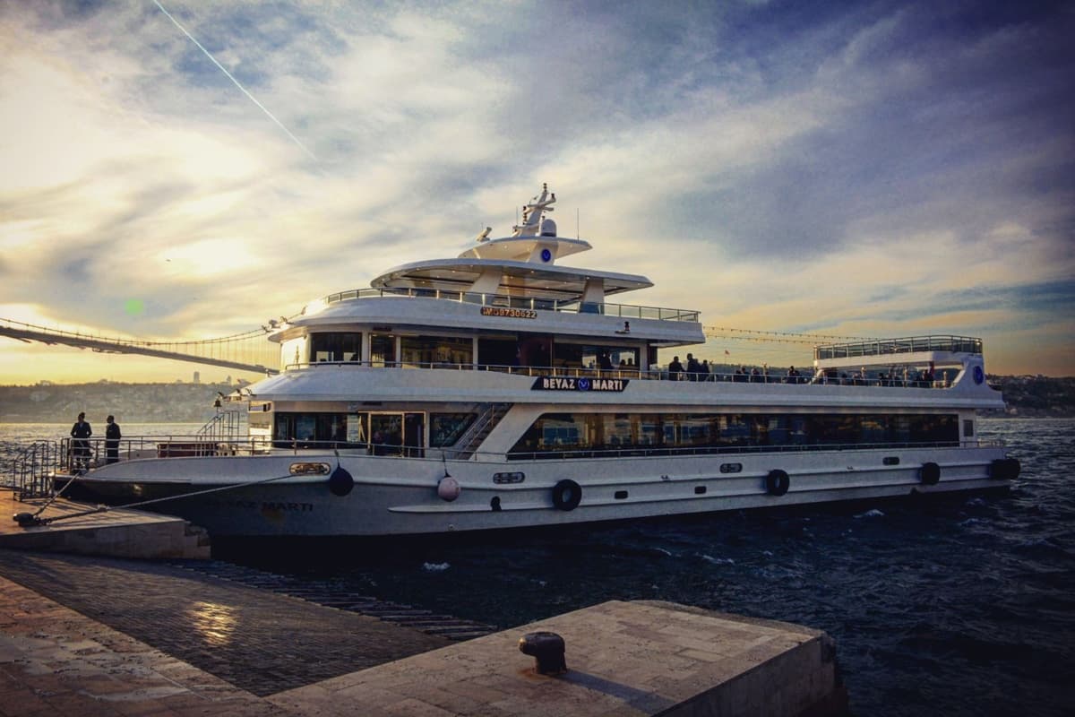 Boğaz’da 210 Kişilik Davet Teknesi - 1