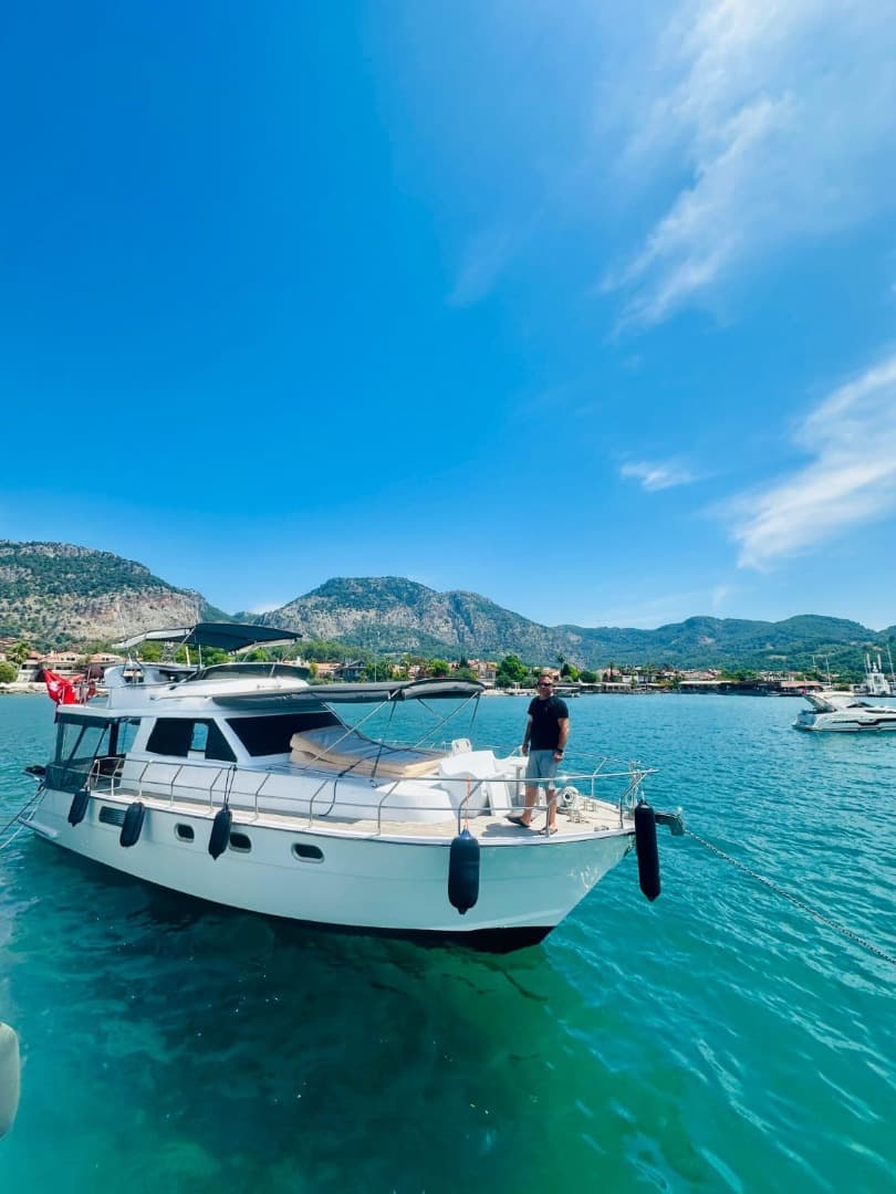 Göcek'te 2 kabinli 4 kişilik Motoryat - 5