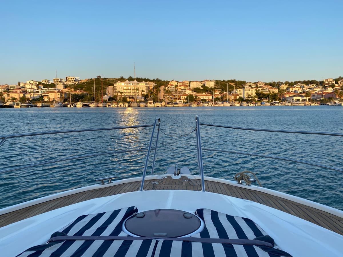 Çeşme Kiralık Lüks Motoryat – Mavi Suların Tadını Çıkarın - 2